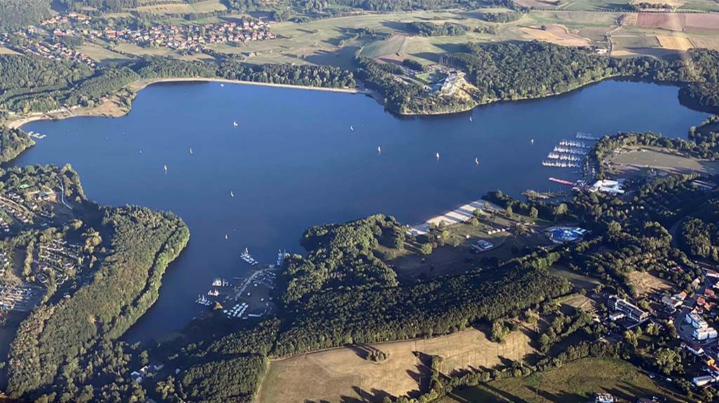 Der Bostalsee aus großer Höhe