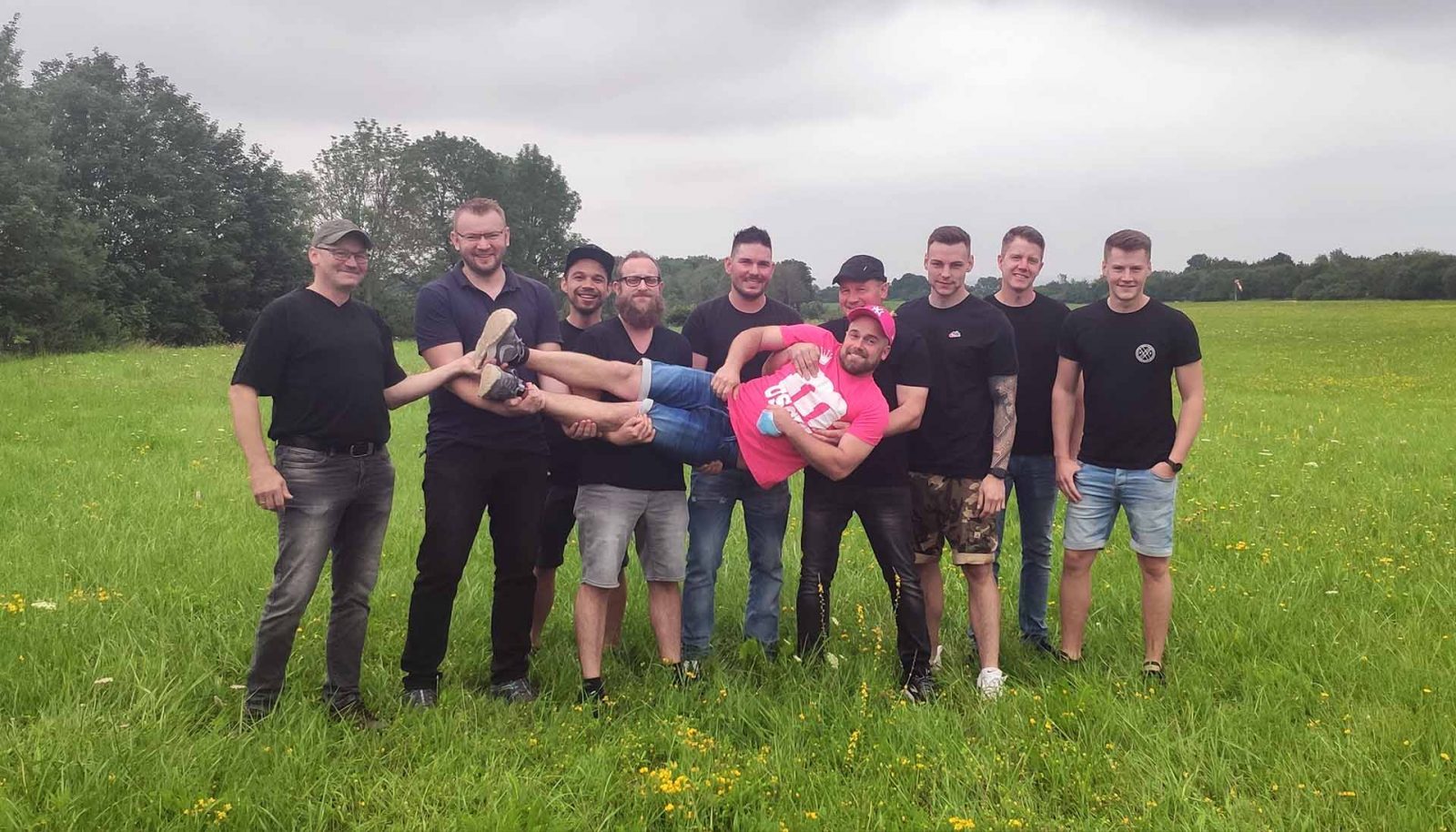 Gruppe beim Junggesellenabschied auf dem Flugplatz