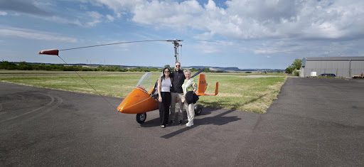Gäste am Flugplatz neben dem Tragschrauber