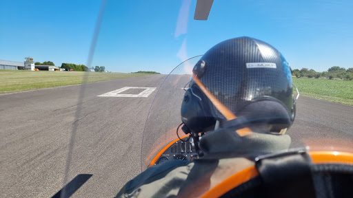 Pilot und Gast gehen zum Tragschrauber