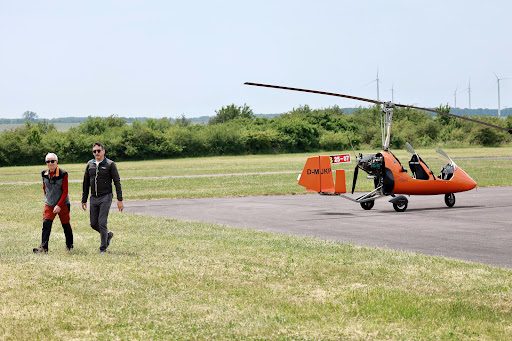 Pilot mit Helm im offenen Cockpit