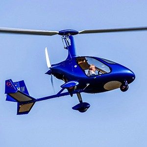 Blauer Tragschrauber von Klaus Geissel im Flug