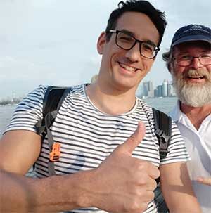Michael Graupner mit Daumen hoch und einem Freund