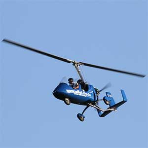 Blauer Tragschrauber von Joachim Schend im Flug